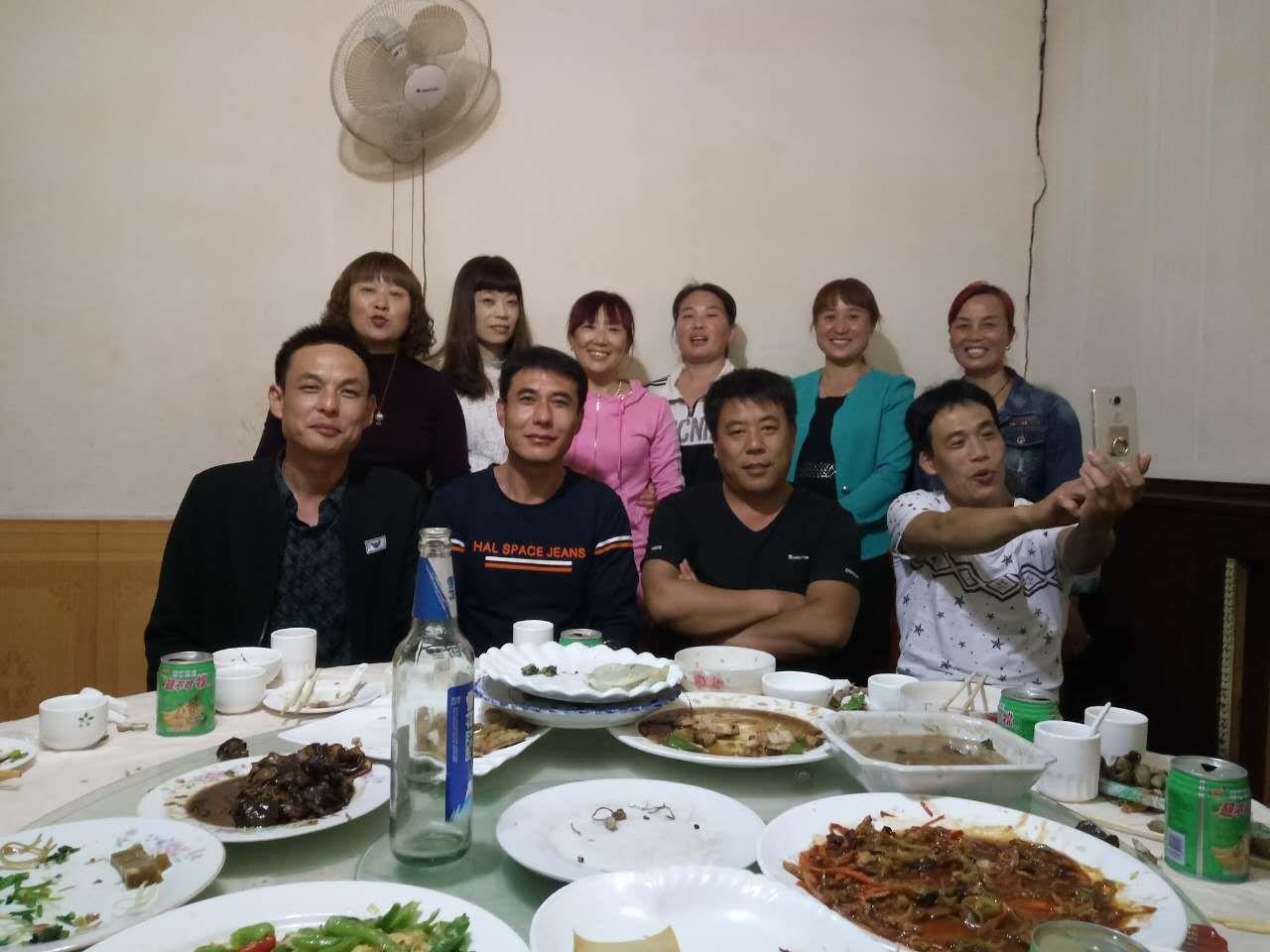 早晨睁开眼打开手机，看到同学群里弹出来的一条信息，信息是晚上十一点多发的，人们都