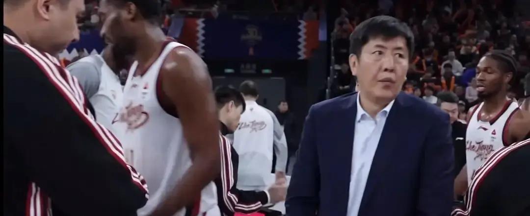 1胜4负背后，三处骨头断了。
篮板每天被抢走5个——余嘉豪的空缺像漏雨的屋顶。