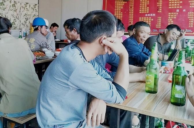 打工人太不容易了！昨天一则暖心故事刷爆朋友圈！6个农民工兄弟吃顿饭竟然发生这种事