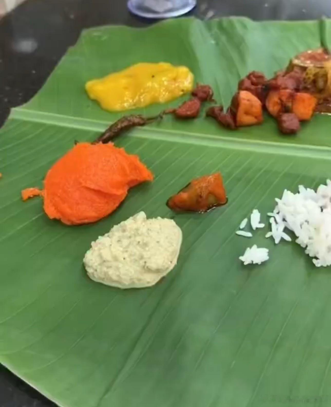 昨晚亚锦赛欢迎宴的细节垫子实际上是一片树叶菜品就是各种咖喱和炸物[笑cry] ​