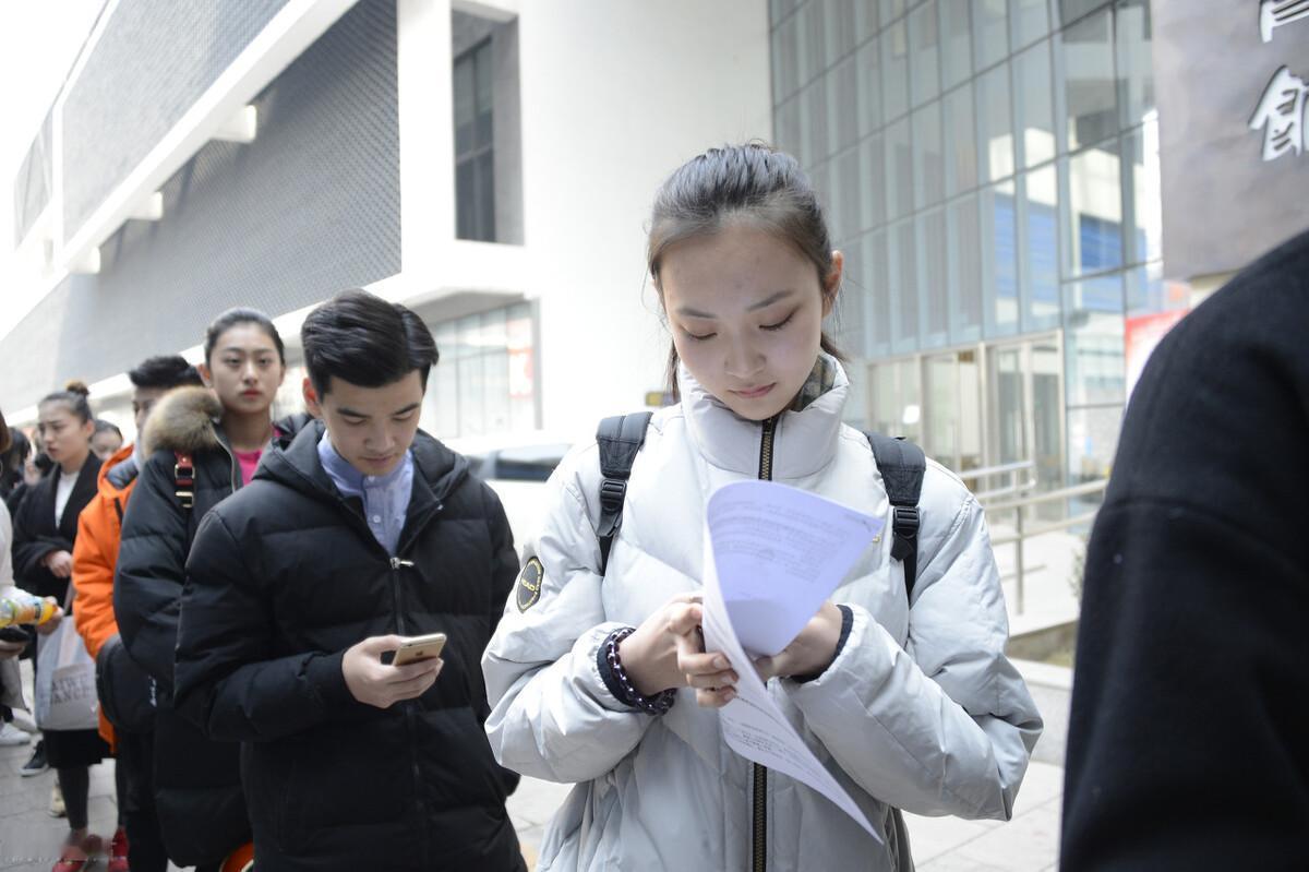 别被刻板印象骗了！工科真不是男生专属，这些专业女生反而更吃香
总有人说：工科又苦