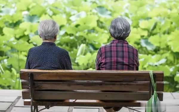 人能挺过三个阶段，人生应该算很圆满:
一、平安活到60岁，可以领到退休金，前60