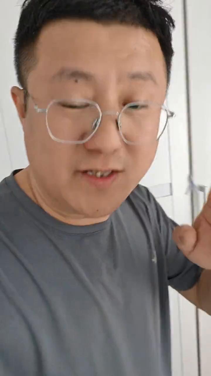 看看我家猫睡觉都得盖着点被子。