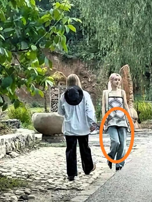 赵丽颖户外被偶遇，这身材居然被吐槽？
 
家人们快看！赵丽颖户外散步穿吊带配阔腿