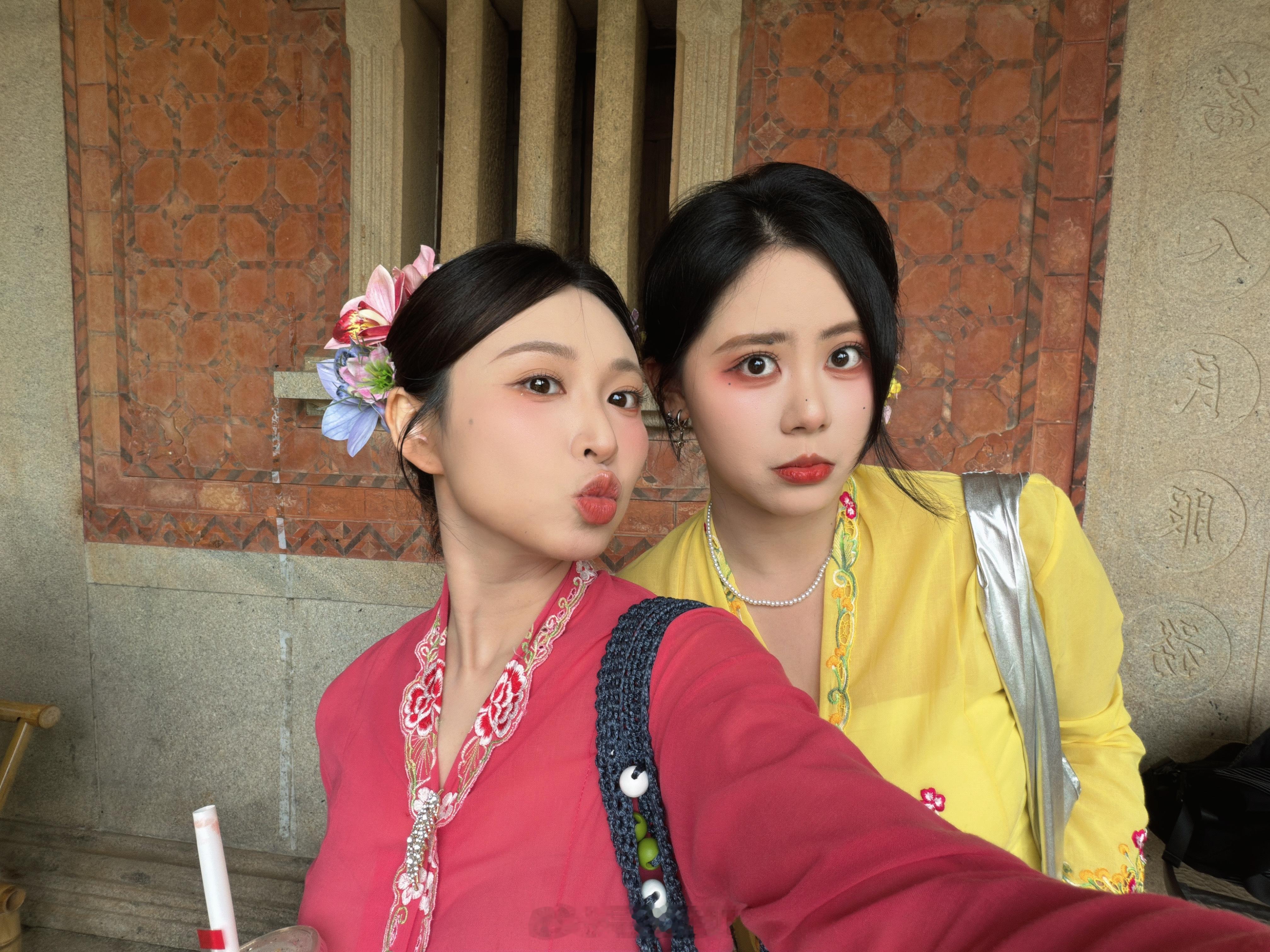 今日妆造——娘惹！和一起自拍，感觉她有800个鬼脸😜 