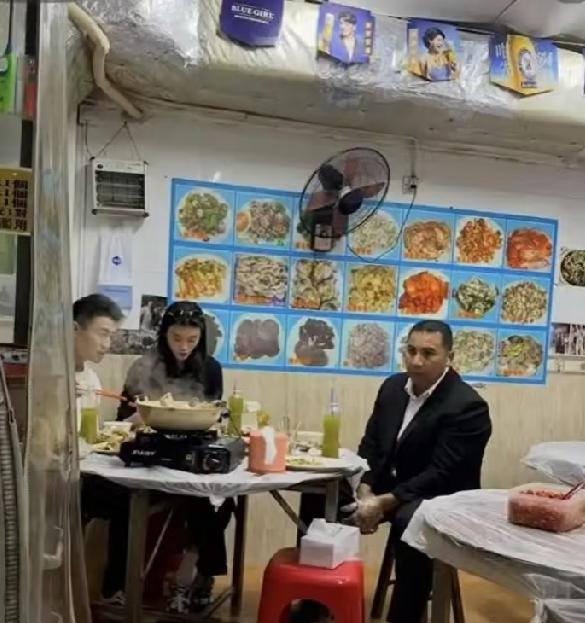 这么有钱，居然去吃这么平价的小火锅，豪门典范啊！大家看出来他们是谁了吗？
