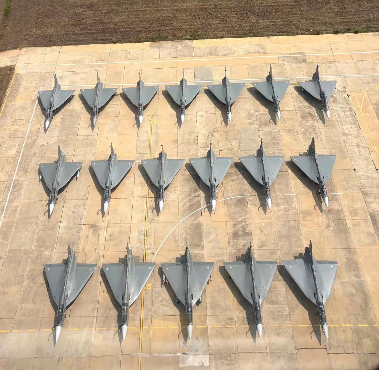 太尴尬啦，印度将20架“光辉”战斗机在地面上列阵，本来是印度展示空军实力，大扬印