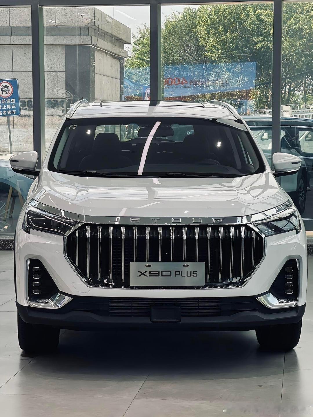 二排是两张独立座椅，带扶手能调节，全家出门爸妈坐后面都夸舒服。 （