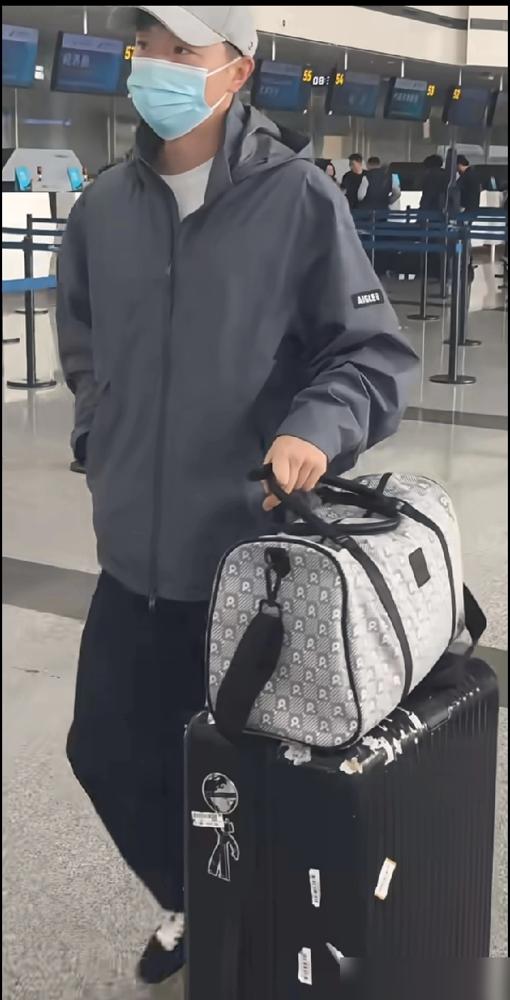 乒协副主席的身份不要了？马龙空降成都，不坐主席台，反而给林诗栋当起了陪练。
你