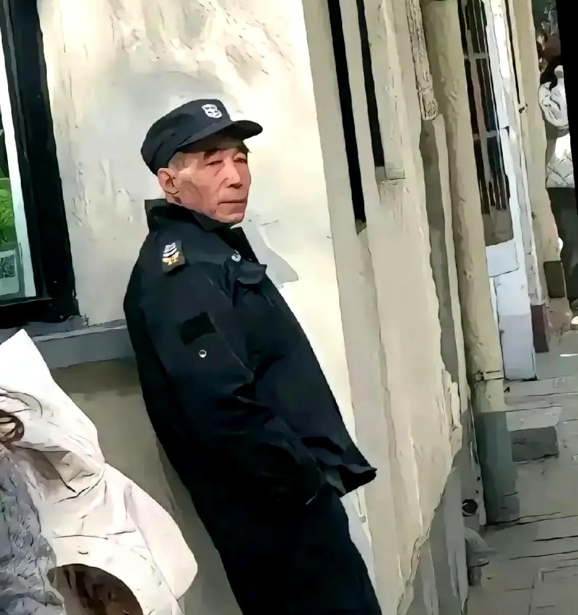 猛地一看，有点惊颤。大小区安保，军纪一定要严！