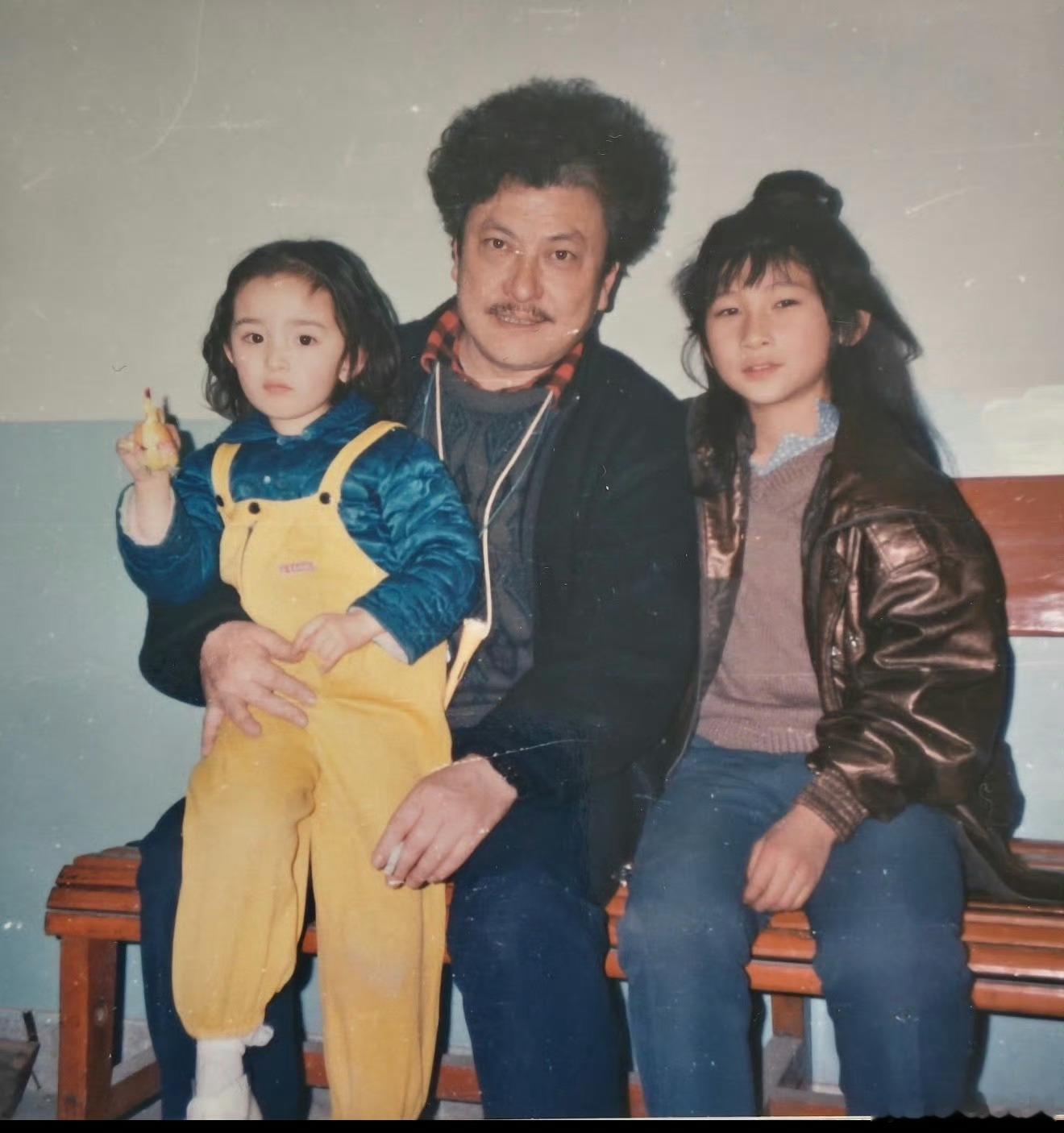杨幂三岁时的合照杨幂小时候就是洋娃娃来的 杨幂三岁时的合照，小小幂洋娃娃来的 ​