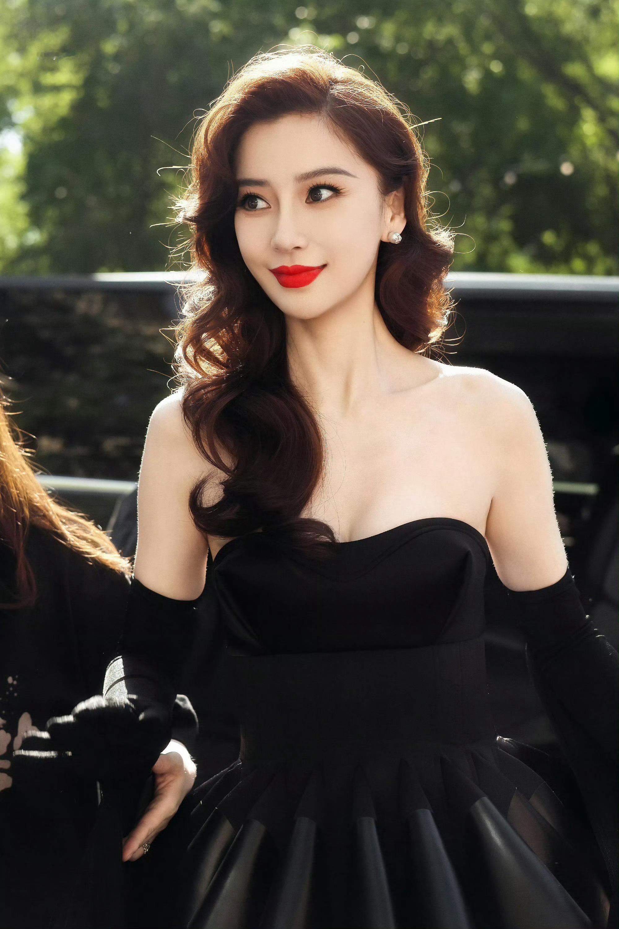 巴黎街头的女明星好美，迪丽热巴和Angelababy ​​​都是黑色的裙子，两个