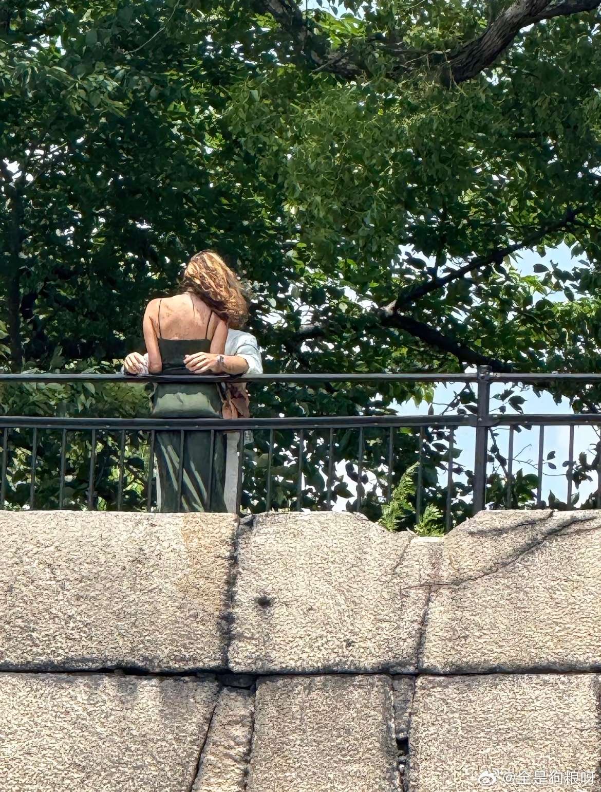 没有什么是一个拥抱解决不了的 