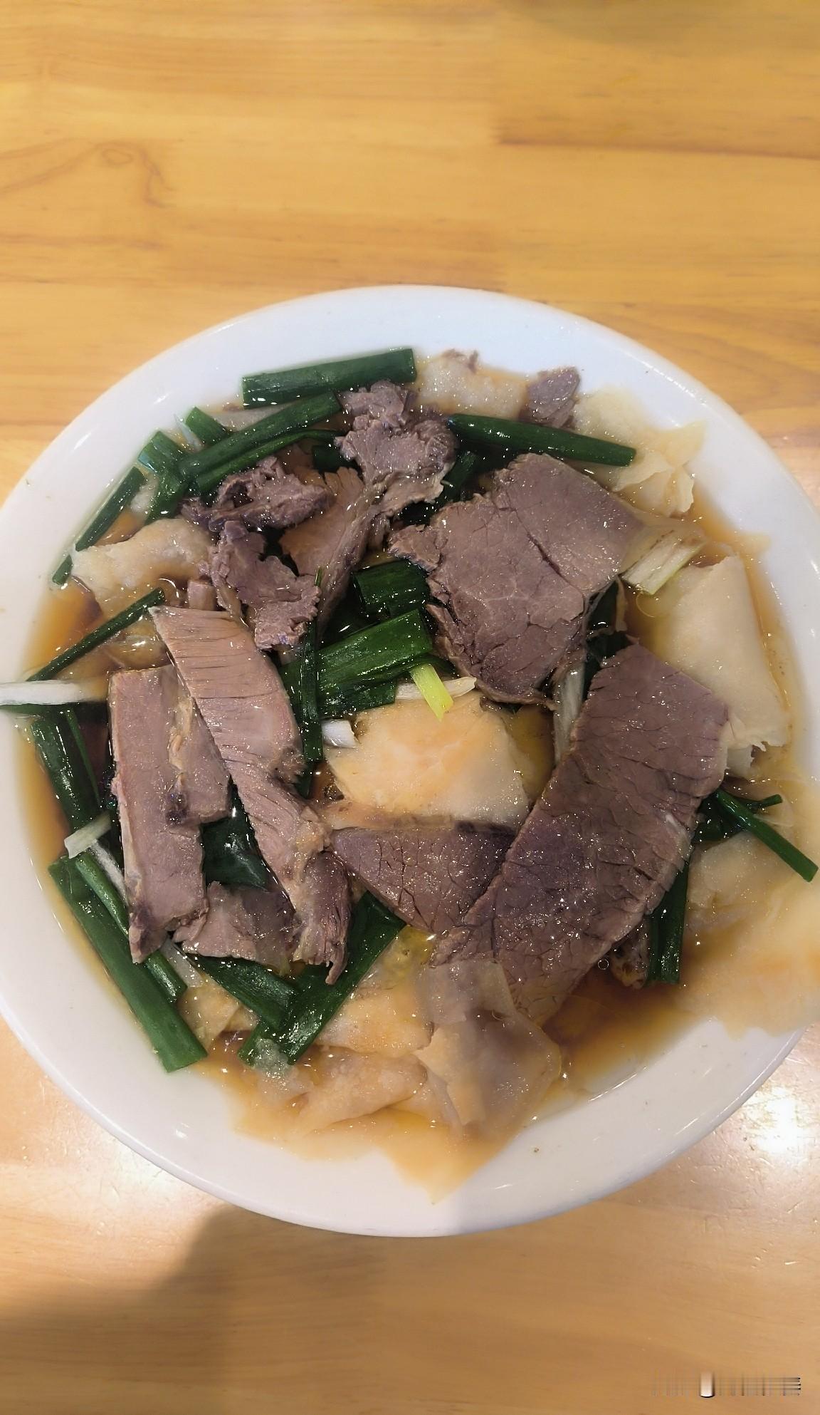 作为保定人，最爱吃的就是驴肉火烧和牛肉罩饼。相对来说，牛肉罩饼更实惠。

周末，