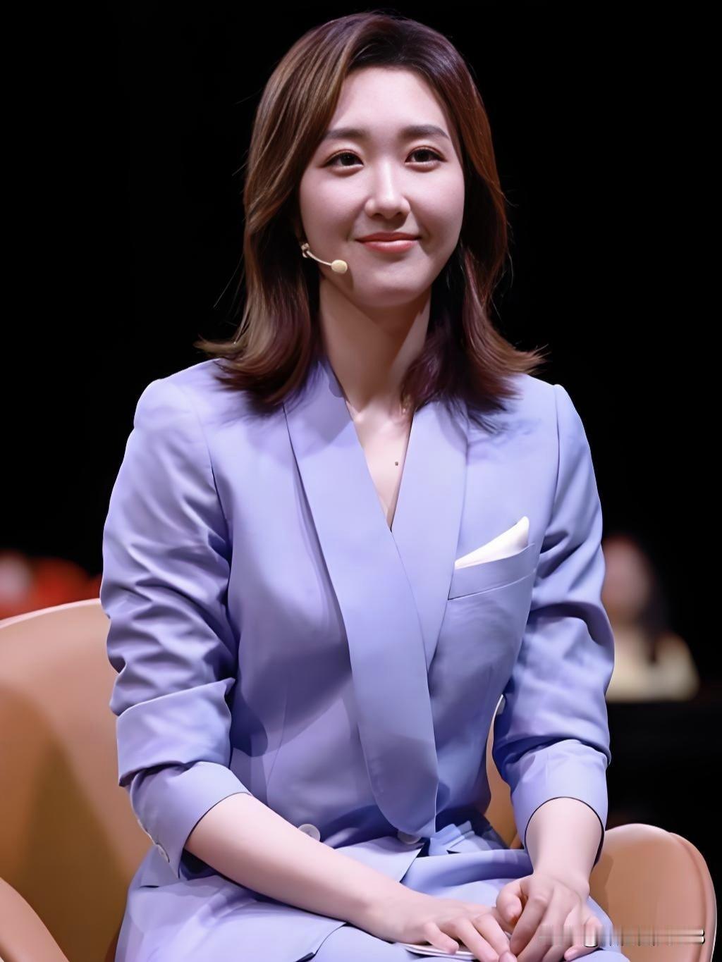 王嘉宁，央视新生代主持。温婉大气，才思敏捷，于《典籍里的中国》中展现深厚底蕴，用