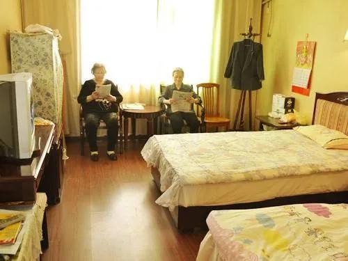 现在好多宾馆酒店，都直接拒收70、80岁以上的老人入住，要么就强制要求子女全程陪