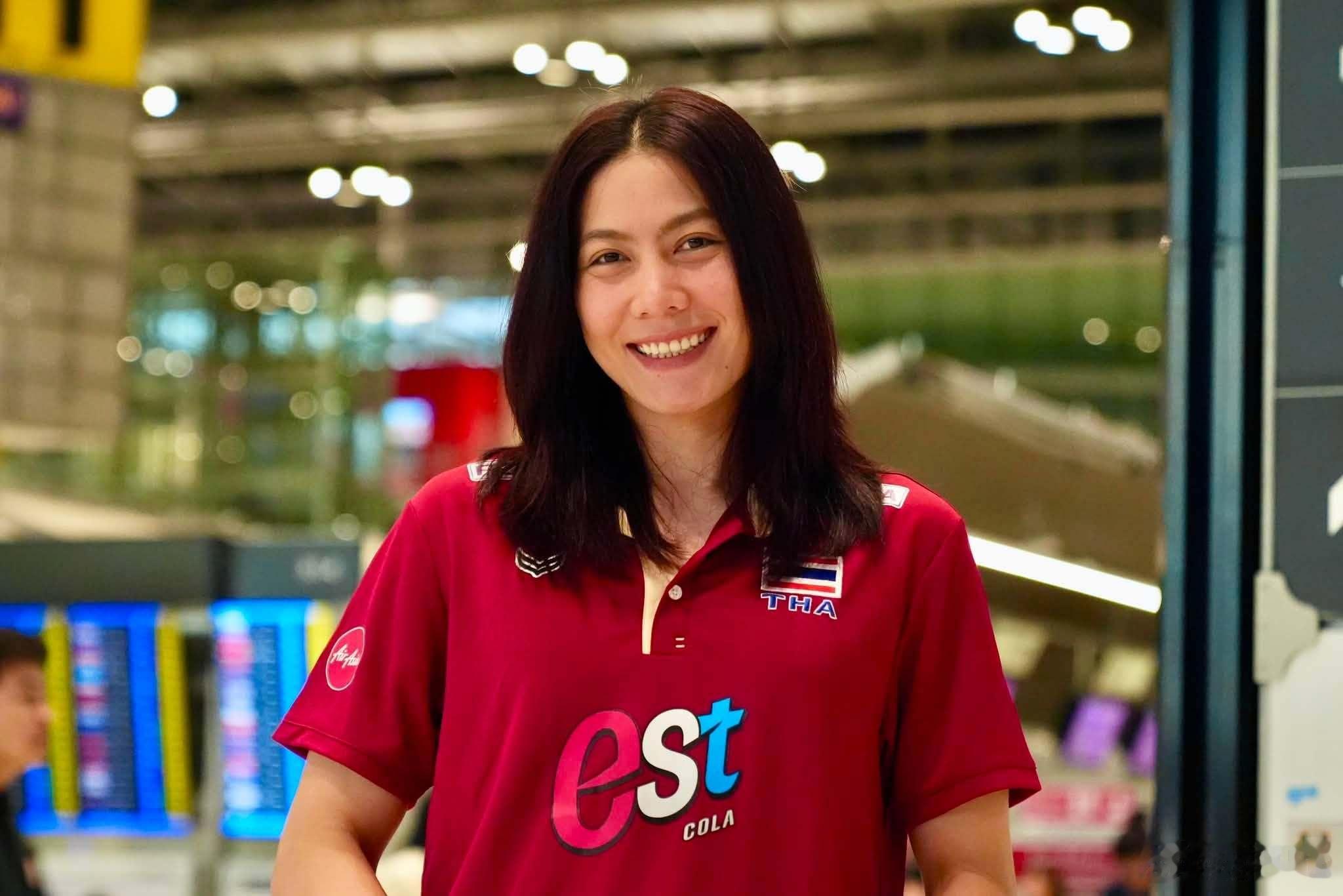 国际排坛动态泰国女排泰女于今天上午搭乘TG672航班前往日本参加VNL第三周的赛
