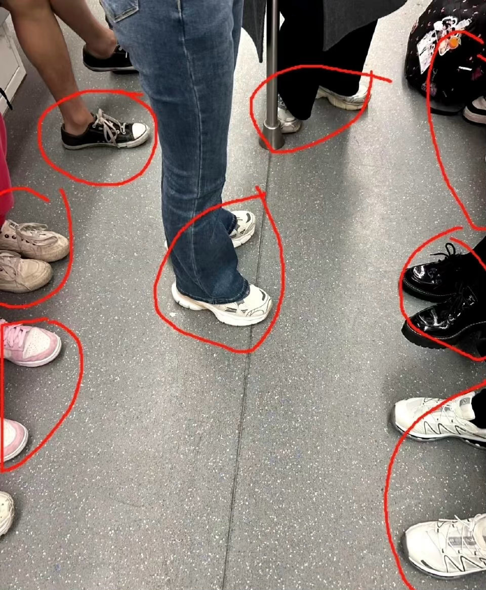 夏天来了 却没人穿凉鞋了一是因为实在买不到好看的，二是空调间会很冷，三是露脚趾的
