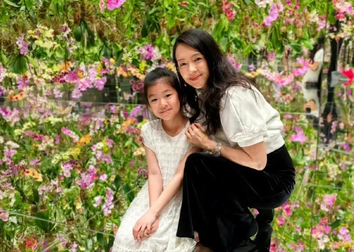 章子怡六一节大方晒娃，儿女全都没打码！9岁醒醒越长越漂亮，弟弟也好可爱~

再一
