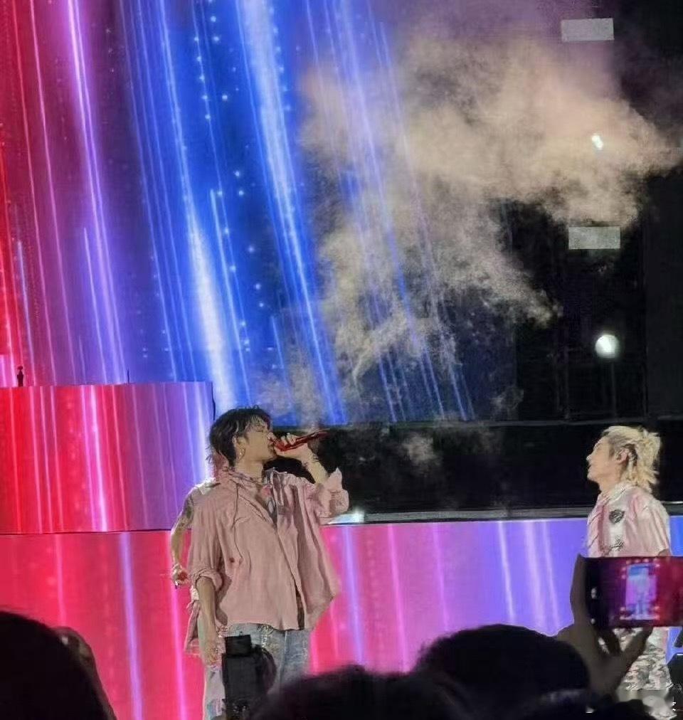四川话版《大貔貅》太上头了！ONER和广场舞阿姨同台飙舞，这画面太有爱。建议下次