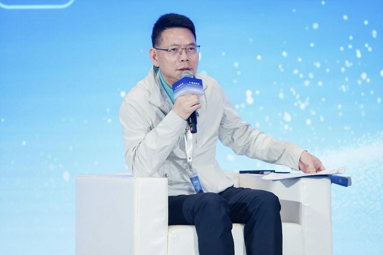 教育圈又迎来重磅大事件！首届鸿蒙教育AI峰会召开，华为擎云发布教育AI解决方案，