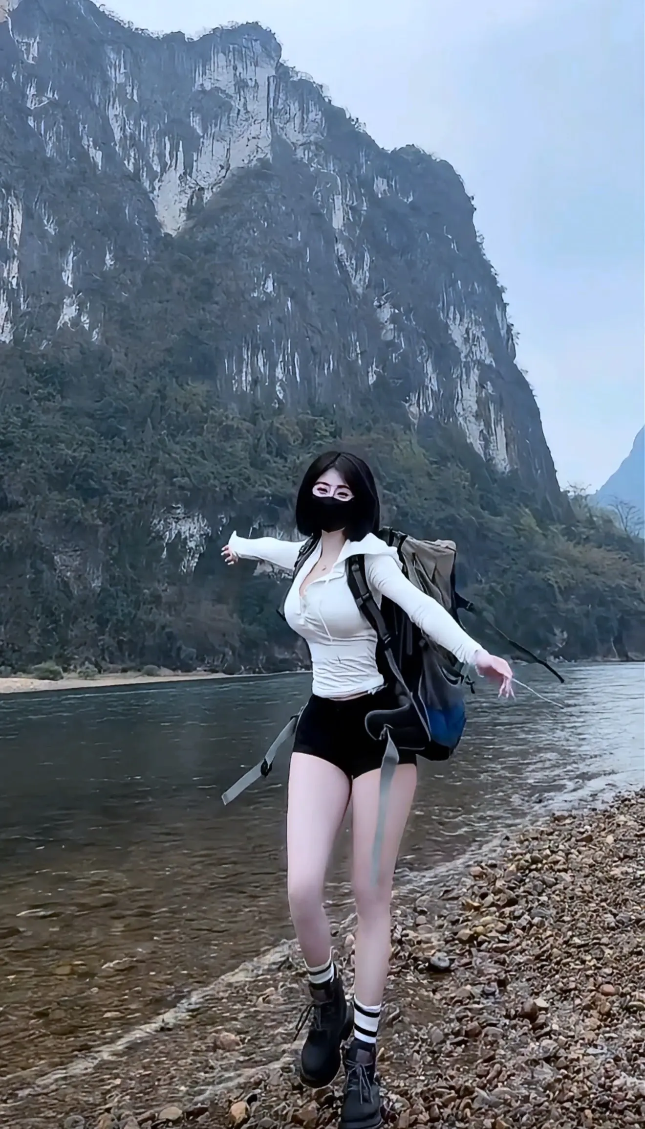 60岁了来漓江徒步 也没看到一个帅的。
