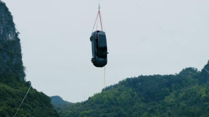 沃尔沃XC70被热气球带上35米高空 在硬核测试这一块儿，还是得看沃尔沃，这次直