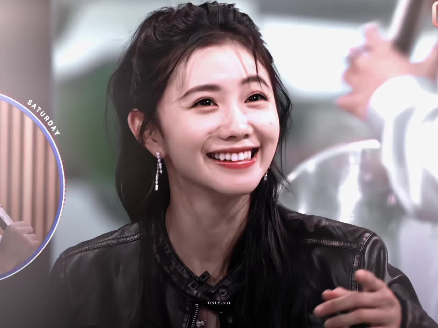 想要握上却又滑下去的手… 这一段也特别像朋友在调戏小情侣啊啊啊