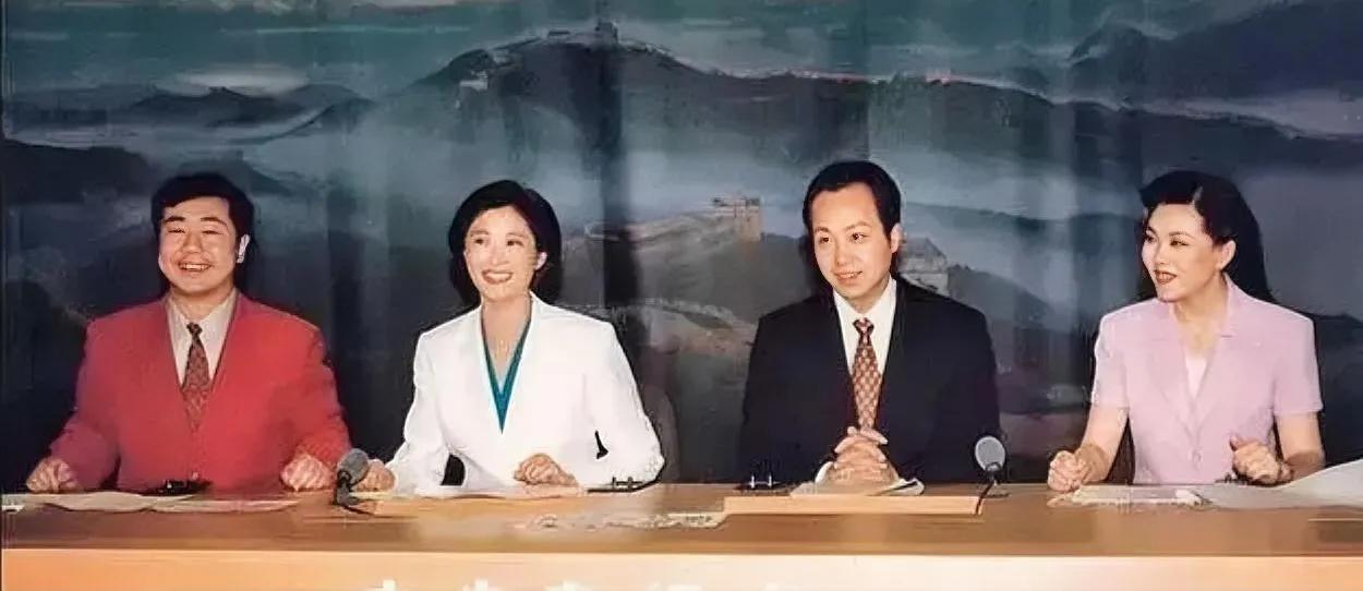 他们曾经是电视屏幕上观众熟悉的面孔，罗京和敬一丹老师已经相继离开人世。
不知另两