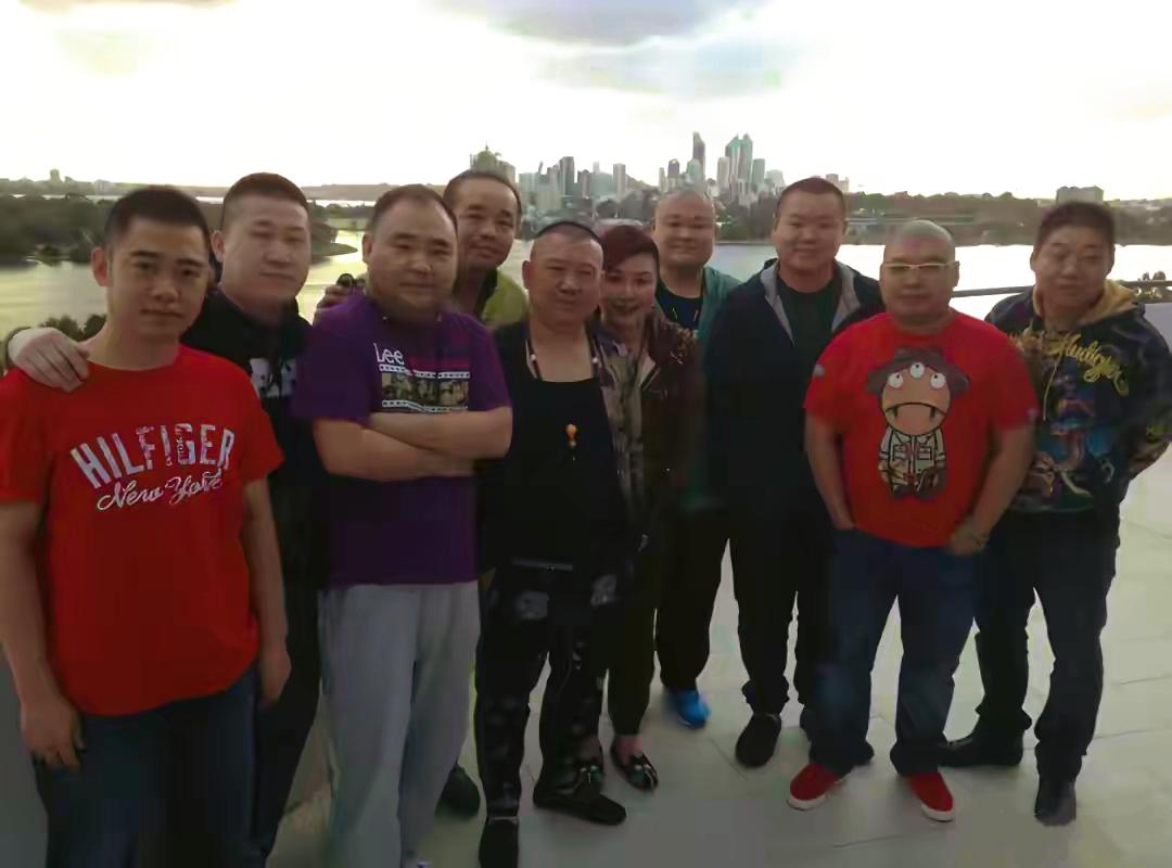 这张照片是德云社成员在海外巡演期间的合影：

我只认出了疏眉朗目的孔云龙，浓眉丰