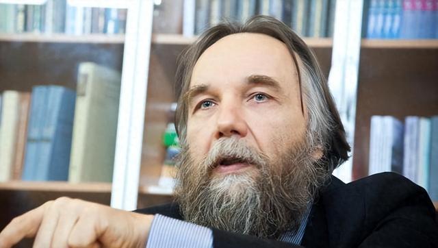 有俄罗斯“国师”之称的杜金表示：“现在的俄罗斯已经事实上转入战争状态，和平对现在