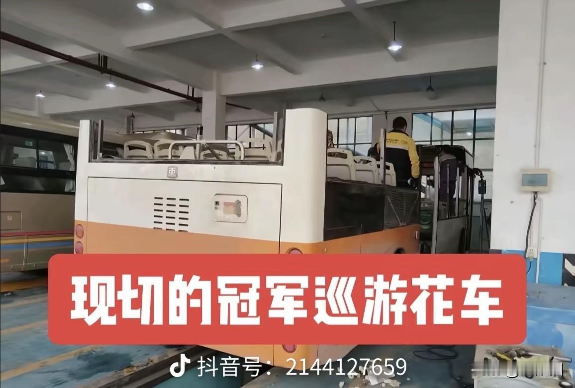 永州队黄教练说湘超夺冠要一台巡游车，绕城一圈，永州市是会整活的，连夜现切了一台，