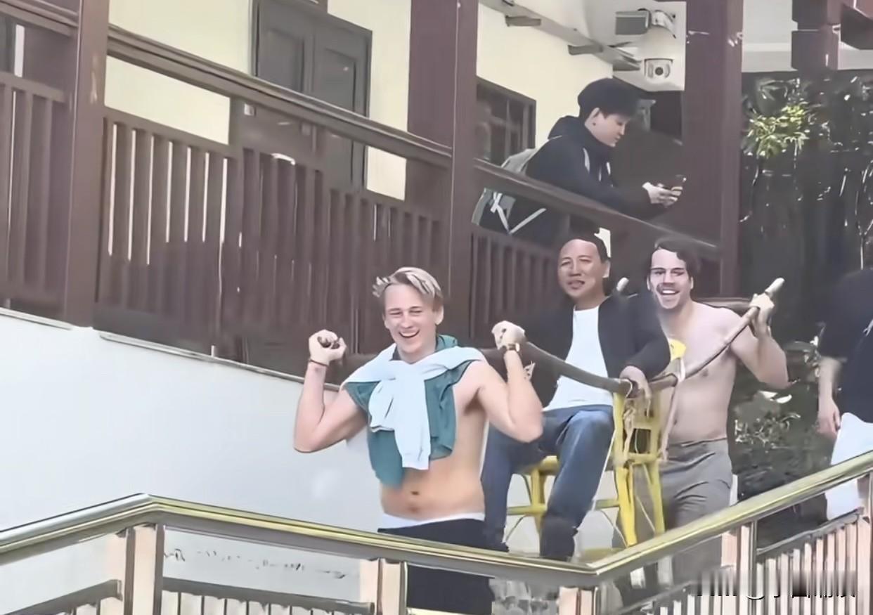 哈哈，老外出钱不是坐轿子，而是抬轿子，你们说这轿夫是不是感觉像买彩票中了500万