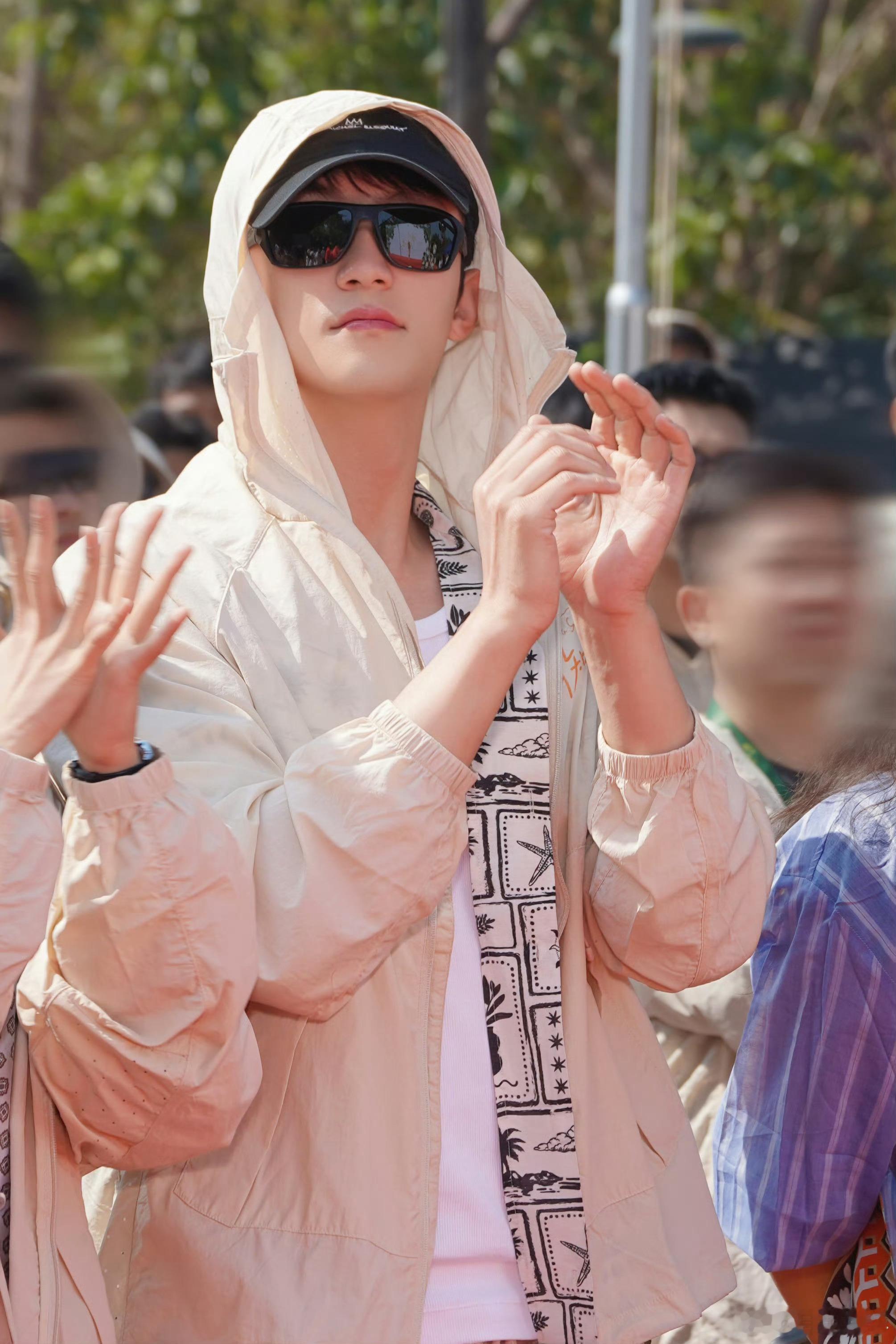 明川有知夏官宣开机黄景瑜明川有知夏黄景瑜厉泽川 黄景瑜真是制服的神，天生为了穿制