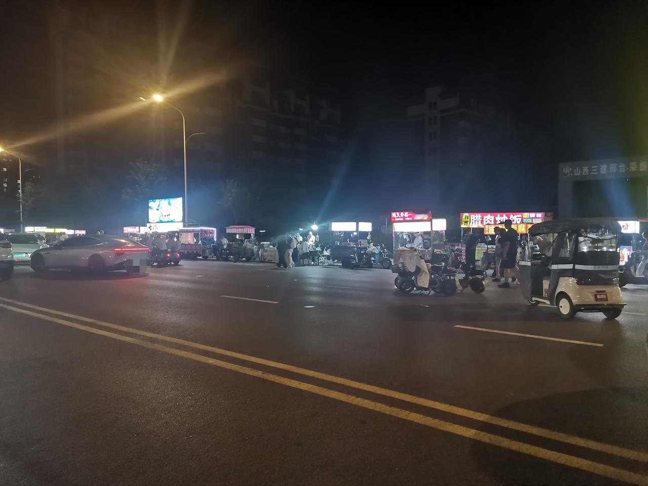 邢台公园东街夜市搬到北边，像大集。不久前从青青家园路口整体搬到邢州大道以北，银泉