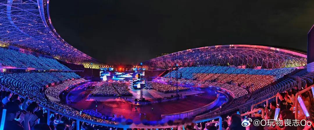 周深8月开了4场演唱会近20w人🔥哈尔滨和贵阳场场爆满，这个人气🐮 ​​​