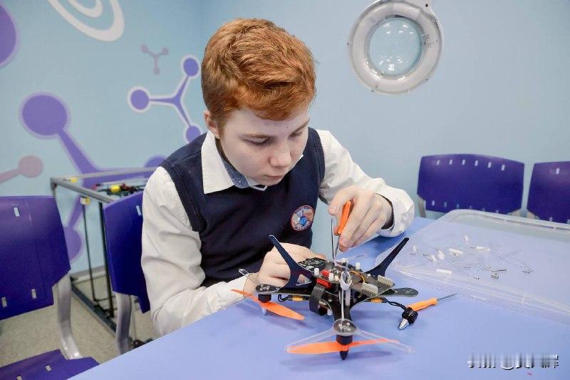 克里姆林宫正系统性将俄罗斯童年军事化

1月1日，乌克兰对外情报局官网发布报告称