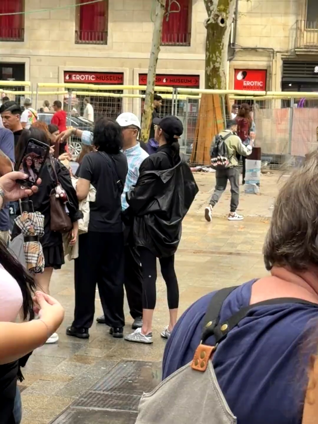 西班牙偶遇关晓彤落地又被偶遇了，在巴塞罗那波盖利亚市场[哇][哇] ​​​