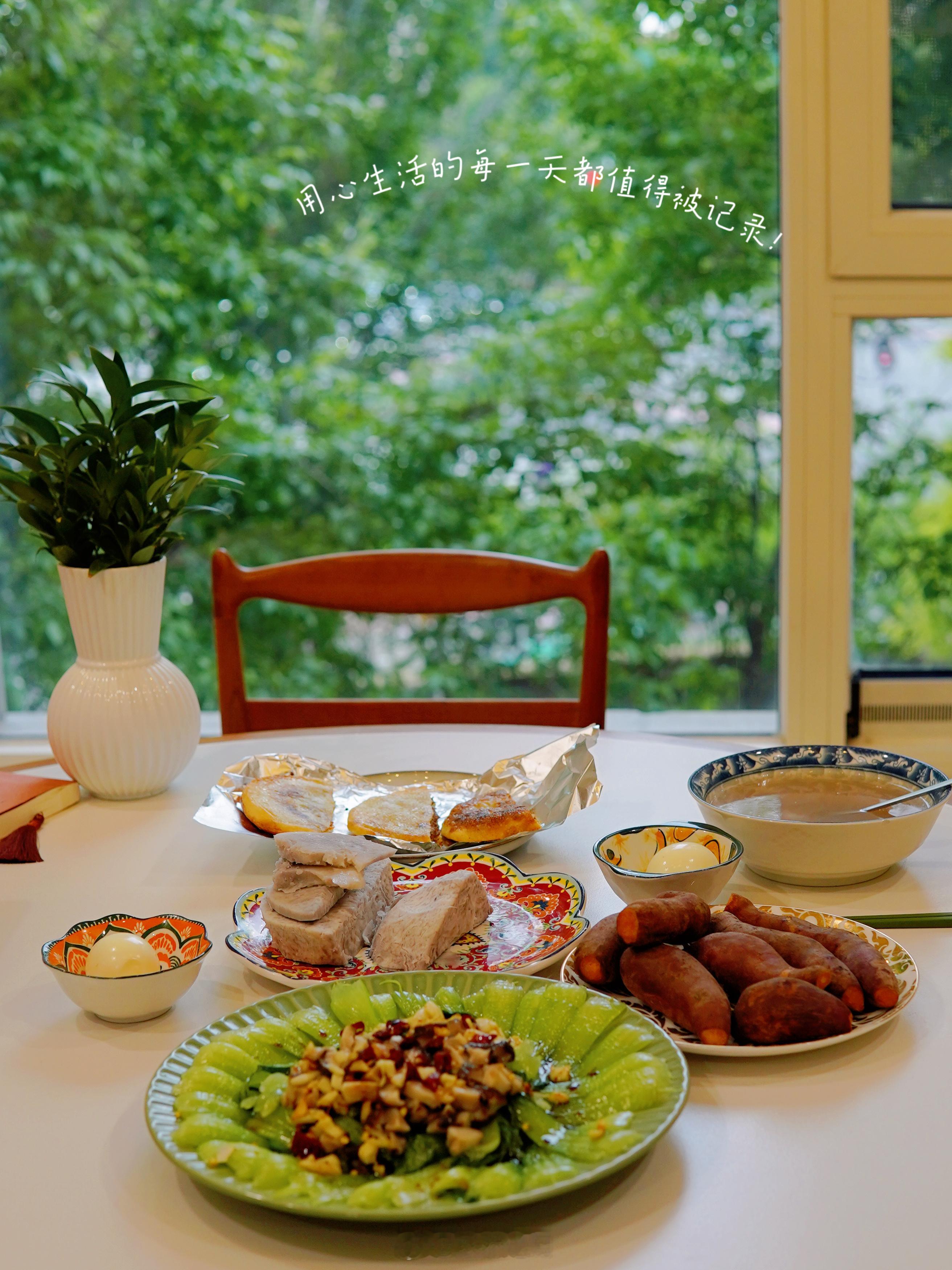 如今双城生活陪孩子陪父母，更多时间关注自己和家人，2024年的主旋律就是陪伴。我