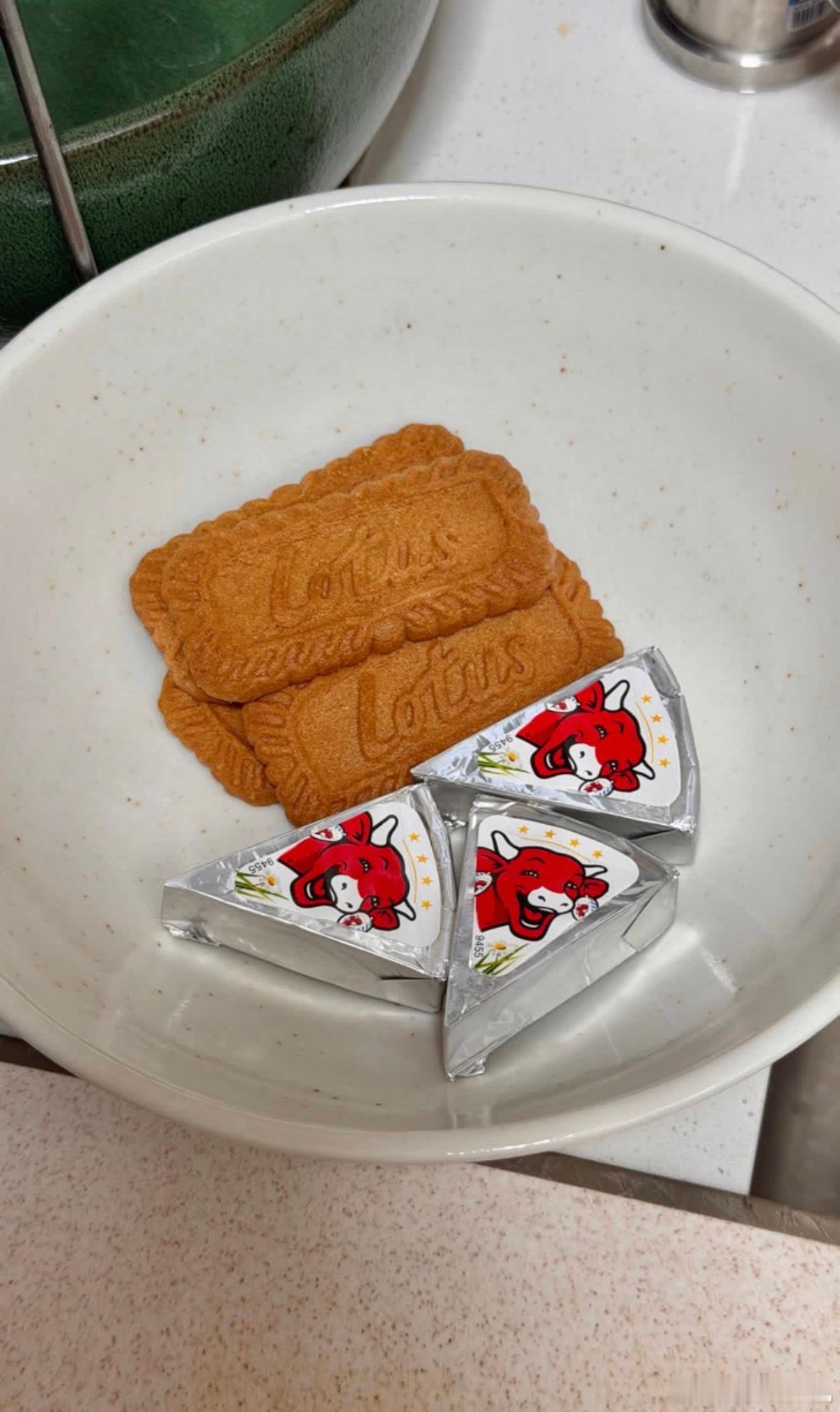 最近非常流行的神仙吃法：王彩桦饼干加萧亚轩乳酪（注意不要买到温岚牛） 