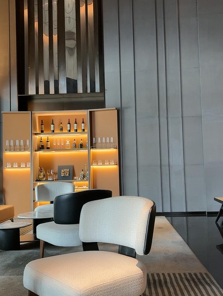 现在很多人回老家都是住酒店了。

今天在酒店吃早餐，周围的人都是本地话，
还以为