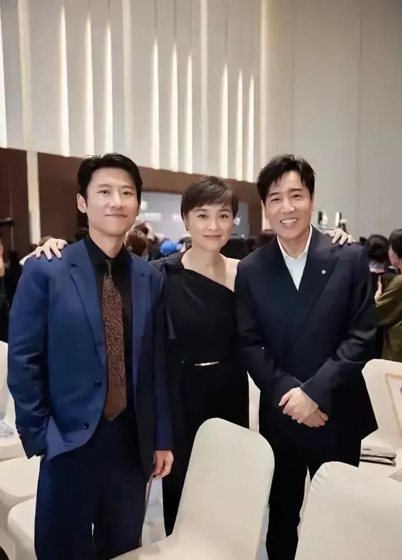 于和伟、王骁与吴越的合影旧照，三位都是实力派演员，而且观众缘很不错，喜欢看他们饰
