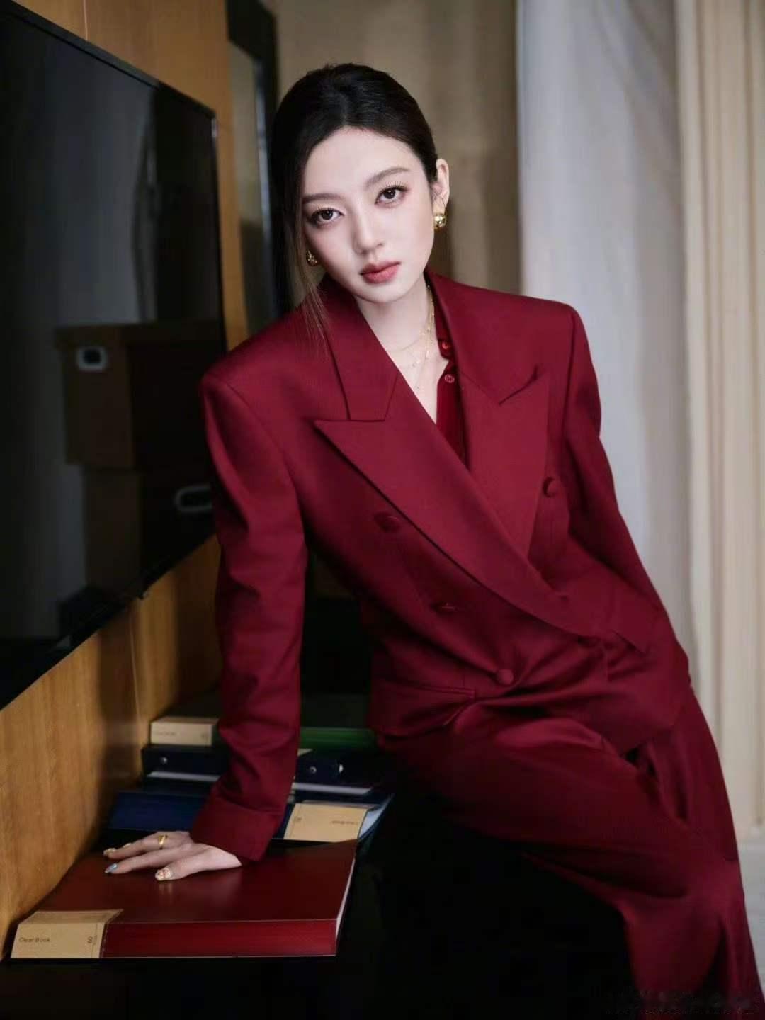 何瑞贤红的绿的白的都是美的 哇！何瑞贤根本无需考虑联谊。红色是耀眼的光芒，绿色是