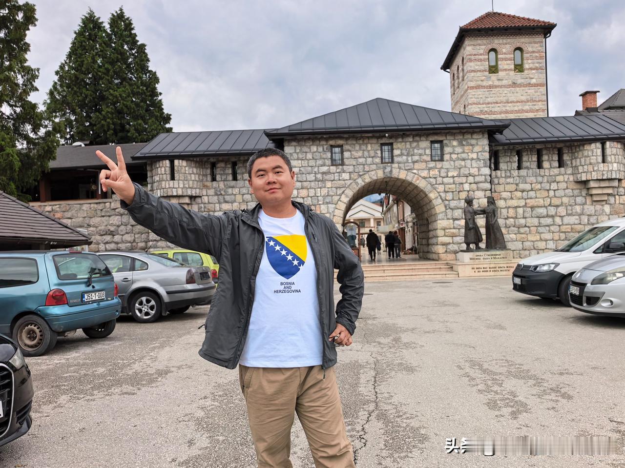 中午，乘坐大巴车，经过两个小时，到达波斯尼亚和黑塞哥维那。这里是边境小城维舍格勒
