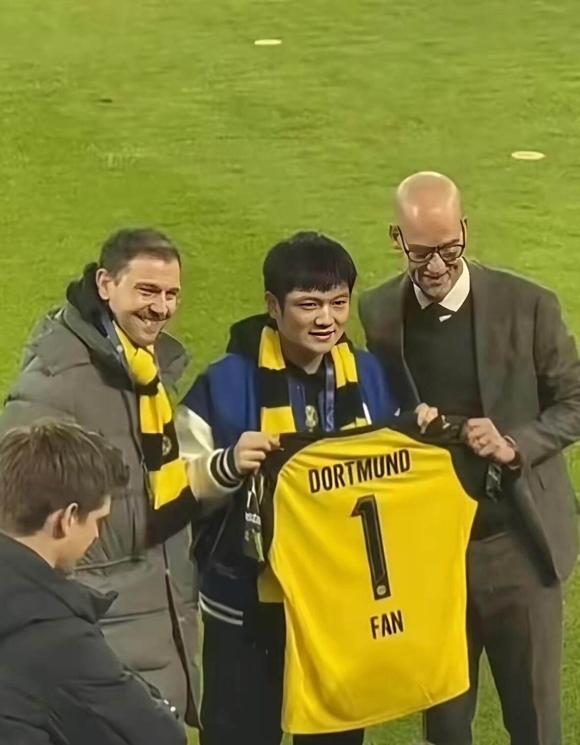 谁懂啊！樊振东在多特蒙德主场收获1号球衣暴雪夜的威斯特法伦球场，东哥身披黑黄配色