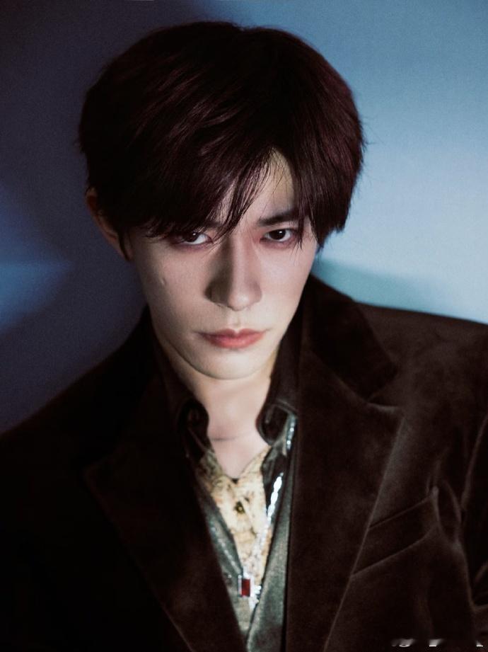 看到易烊千玺金鸡红毯的造型，就知道今晚我的相册要被承包了，现场用nova 14红