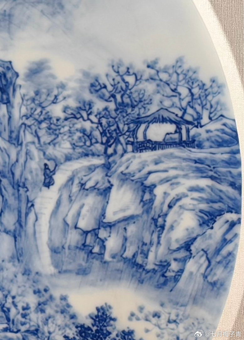 为何独爱青花上的宋式山水？因为当你欣赏或注目于那一帧画片时，就与天地有了连接，身