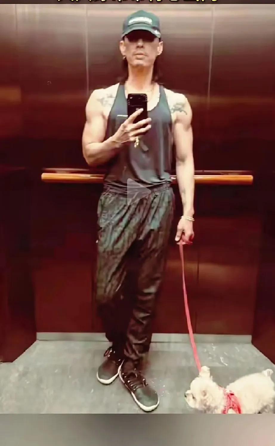 吴建豪脸上瘦了太多，瘦过度了，瞬间老了几十岁，经常健身的他，身材一直管理的很好，