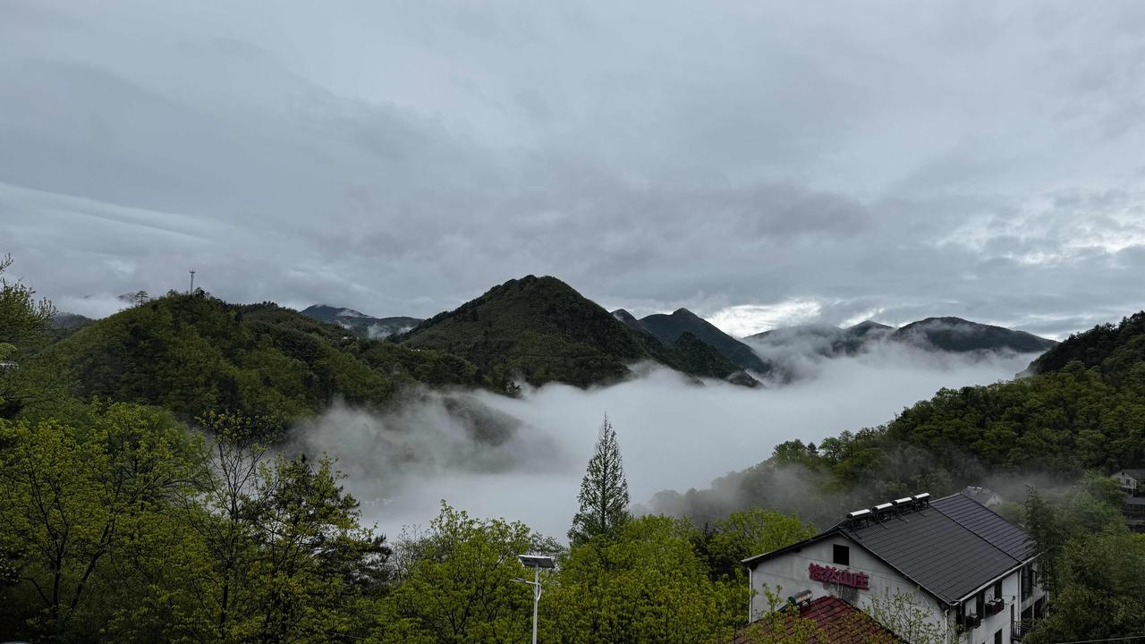 分享一张你最近随拍的照片浙北雾绕群山。