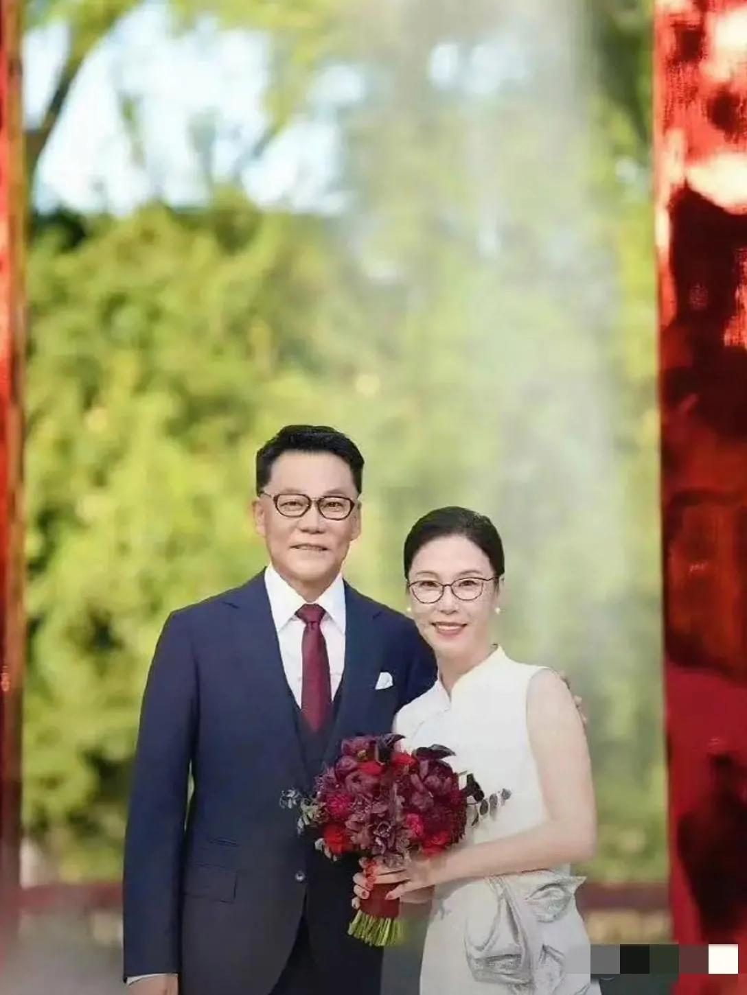 61岁的李国庆与59岁的李丹红完婚，二人同是北大校友，郎才女貌，金相玉质，门当户